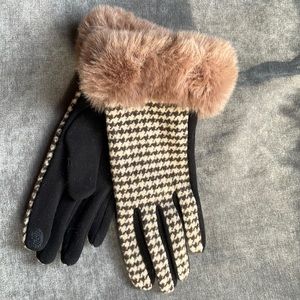Brown houndstooth fashion gloves featuring faux fur trim. Tech friendly finger